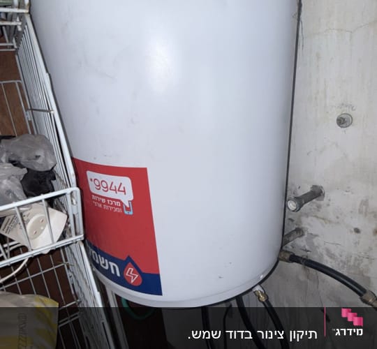 דוד שמש מותקן על קיר עם צינורות חיבור